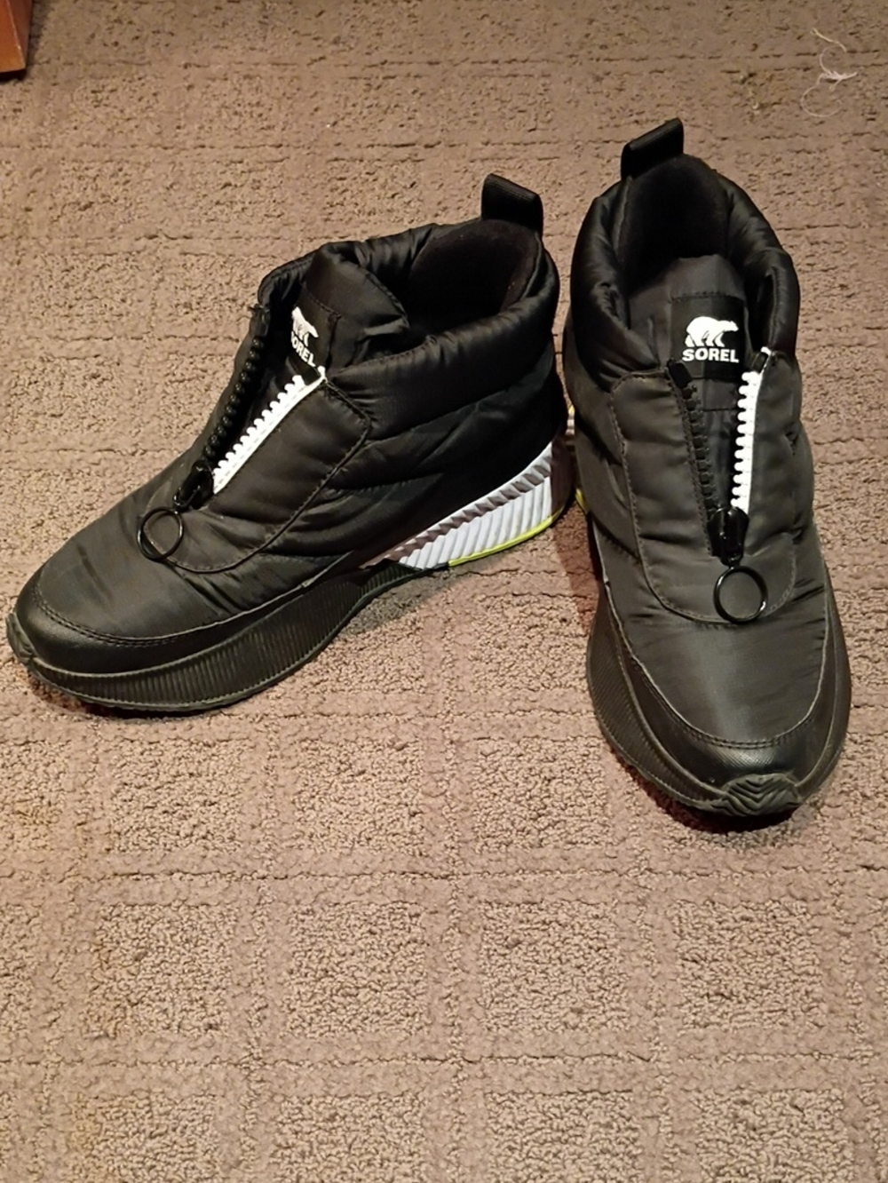 Sorel Out 'N About Puffy Zip Boots size 8.5